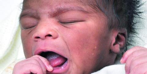 Photo a baby opening their mouth 