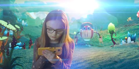 girl-looking-at-phone-banner